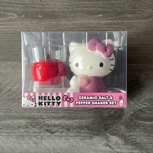 Hello Kitty Salt & Pepper shaker set